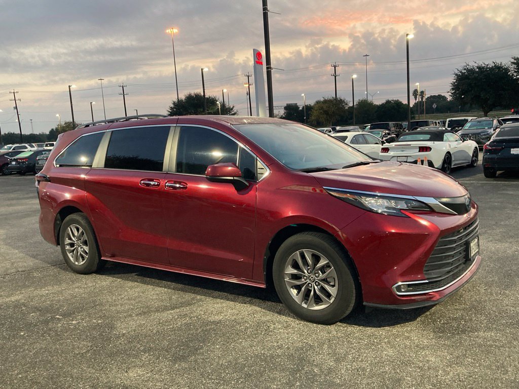 Used 2023 Toyota Sienna XLE w/ XLE Plus Package FWD image 2