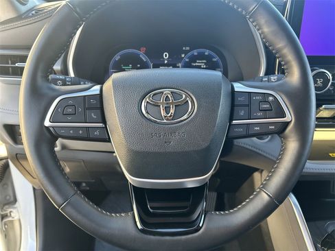Used 2024 Toyota Highlander Limited image 20