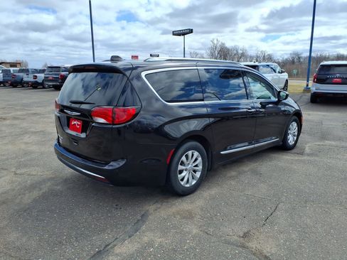 Used 2018 Chrysler Pacifica Touring-L image 6
