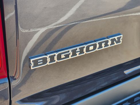 Used 2019 RAM 1500 4x4 Crew Cab image 40