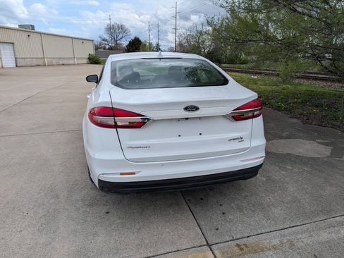 Used 2019 Ford Fusion SE image 2