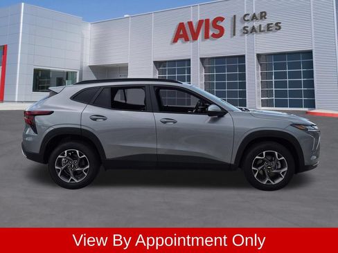 Used 2025 Chevrolet Trax LT w/ LT Convenience Package FWD image 5