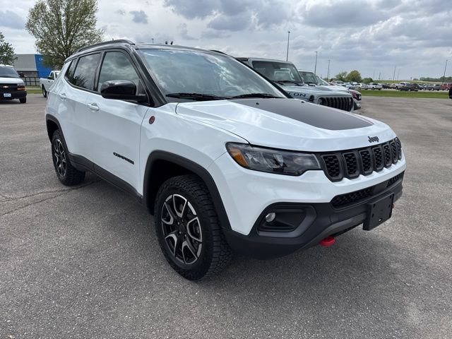 Used 2025 Jeep Compass Trailhawk AWD/4WD image 6