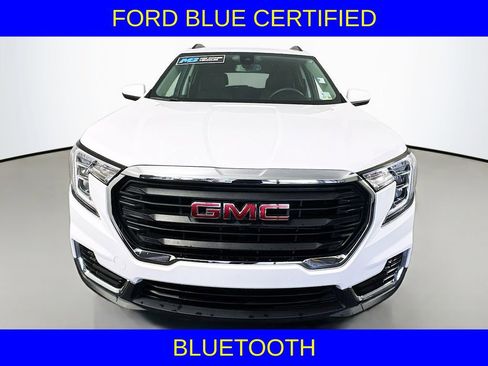 Used 2024 GMC Terrain SLE w/ Driver Convenience Package image 2