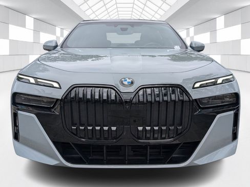 Used 2023 BMW 740i RWD image 2