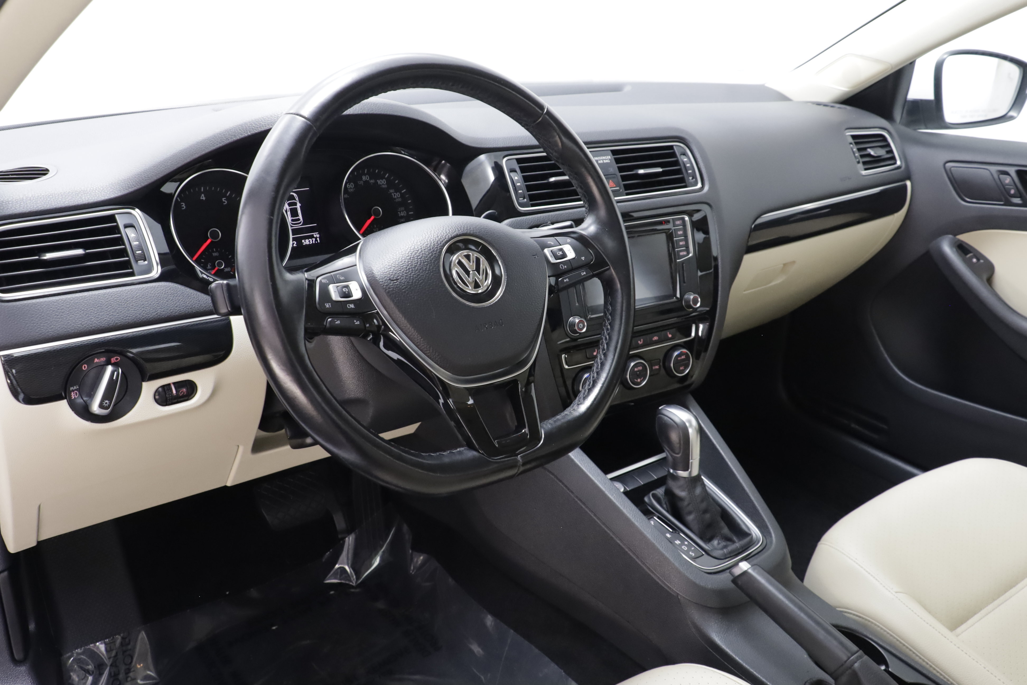 Used 2017 Volkswagen Jetta SEL FWD image 7