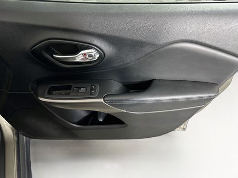 Used 2021 Jeep Cherokee Latitude FWD image 29