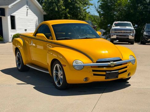 Used 2004 Chevrolet SSR w/ Preferred Equipment Group RWD image 2