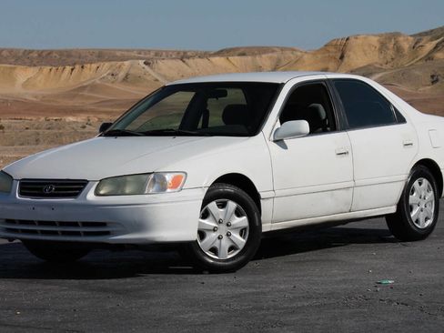 Used 2001 Toyota Camry LE image 1