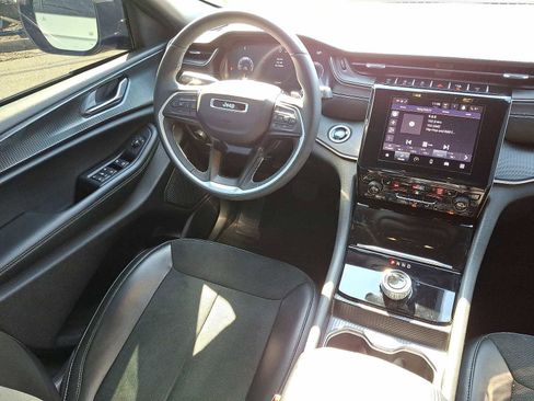 Used 2025 Jeep Grand Cherokee Altitude image 10