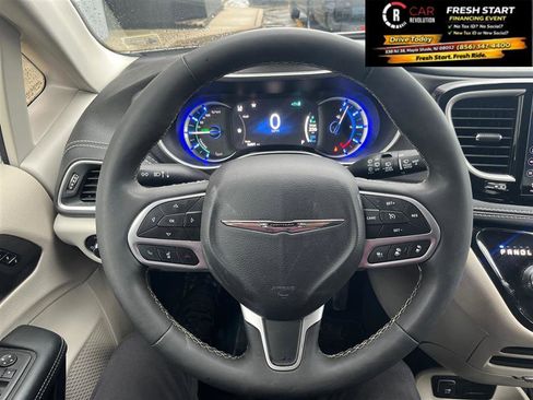Used 2024 Chrysler Pacifica Plug in Hybrid Select Fwd image 25