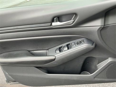 Used 2024 Nissan Altima 2.5 SV image 11