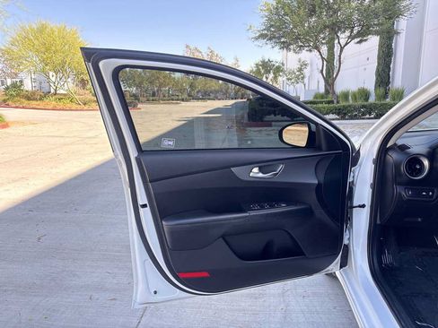 Used 2019 Kia Forte LXS FWD image 18
