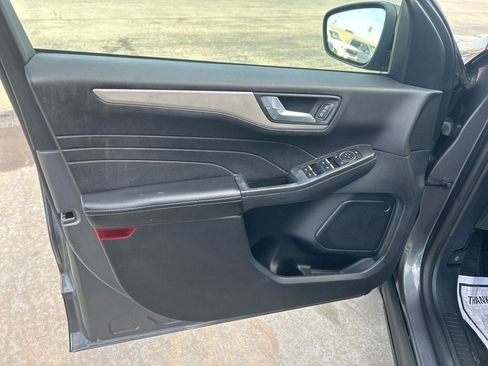 Used 2021 Ford Escape SE w/ SE Sport Appearance Package image 9