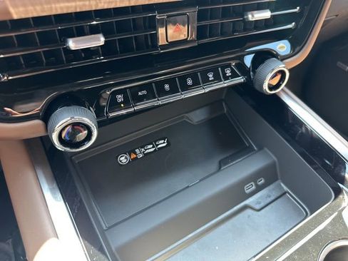 New 2025 Chevrolet Suburban High Country image 28