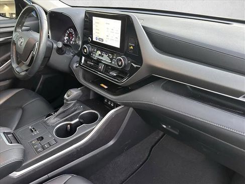 Used 2023 Toyota Highlander XLE image 30