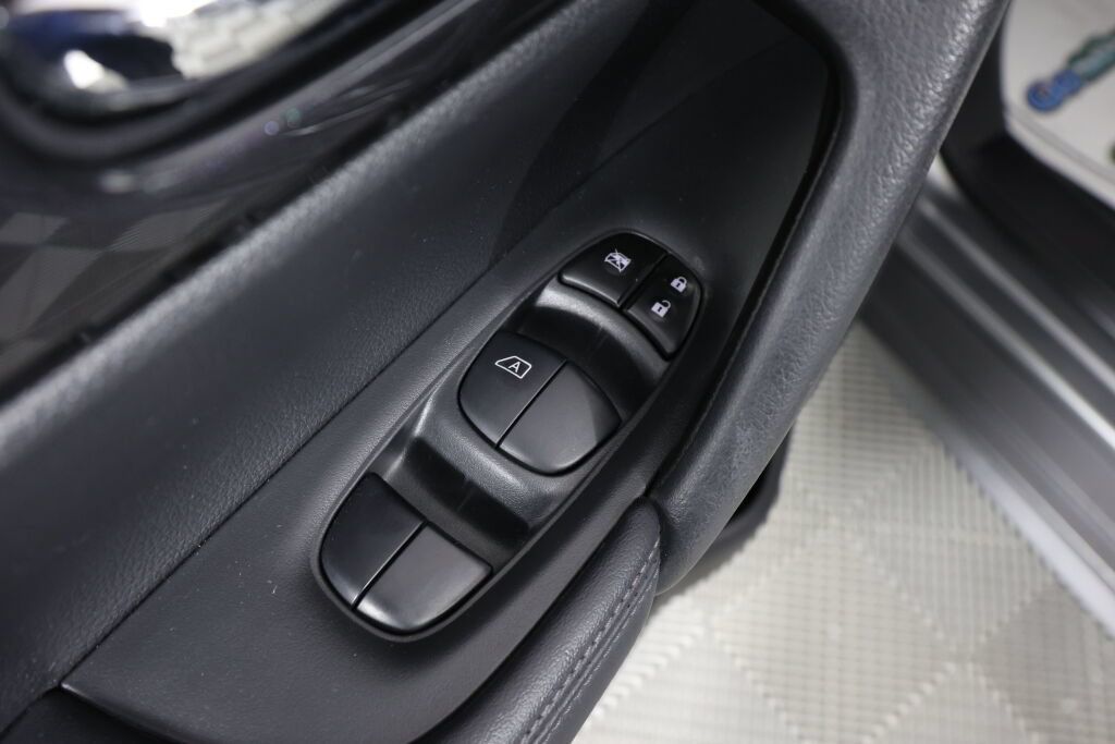 Used 2018 Nissan Rogue SV w/ Premium Package AWD/4WD image 31