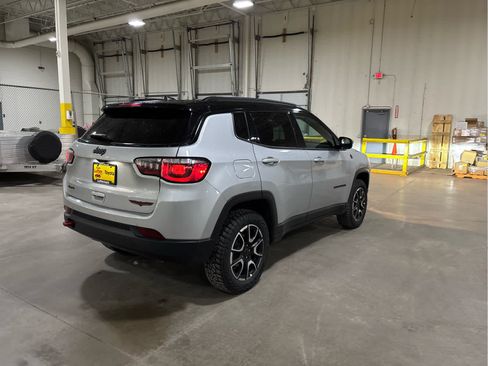 Used 2025 Jeep Compass Trailhawk AWD/4WD image 5