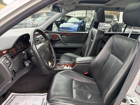 Used 2000 Mercedes-Benz E 320 4MATIC Wagon image 33