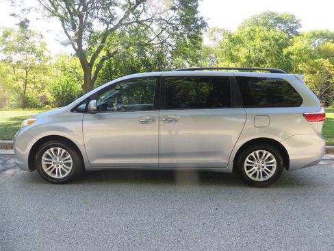 Used 2017 Toyota Sienna image 2
