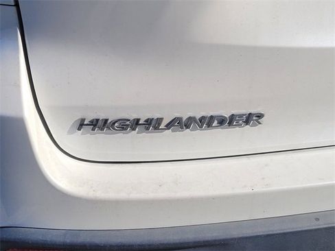 Used 2019 Toyota Highlander LE image 10