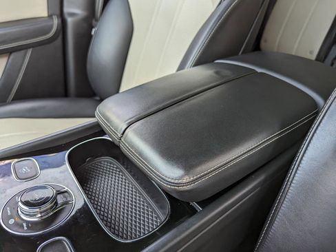 Used 2018 Bentley Bentayga Onyx Edition image 28