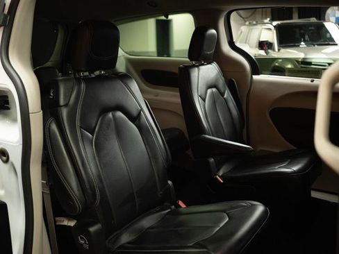 Used 2023 Chrysler Pacifica Touring-L FWD image 17