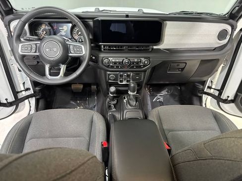 Used 2025 Jeep Wrangler Unlimited Sahara AWD/4WD image 14