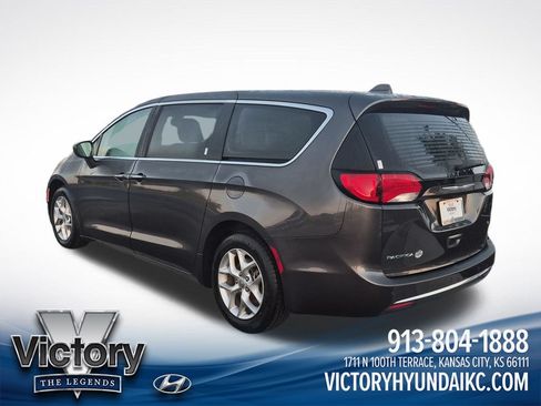 Used 2019 Chrysler Pacifica Touring Plus w/ Tire & Wheel Group FWD image 3