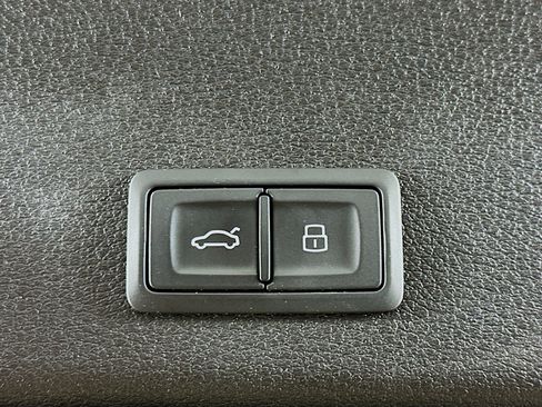 Used 2022 Audi e-tron Premium AWD/4WD image 31