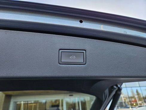 Used 2022 Volkswagen Tiguan SE R-Line image 16