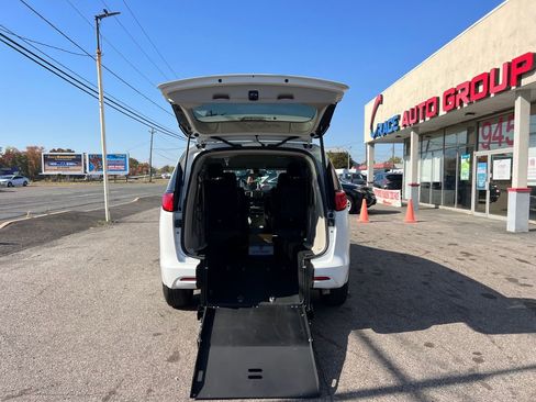 Used 2022 Chrysler Voyager LX image 36