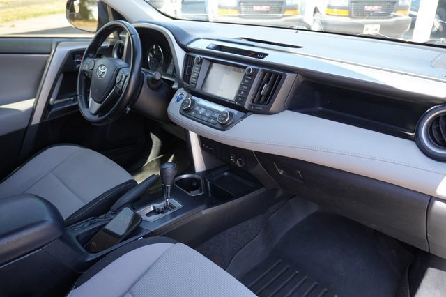 Used 2017 Toyota RAV4 XLE w/ Carpet Mat Package AWD/4WD image 16