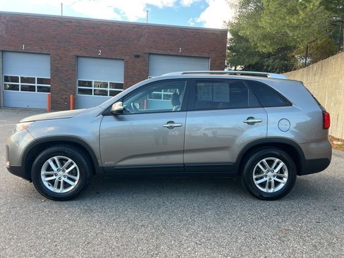 Used 2015 Kia Sorento LX image 2