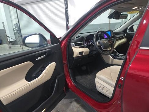 Used 2023 Toyota Highlander XLE image 9