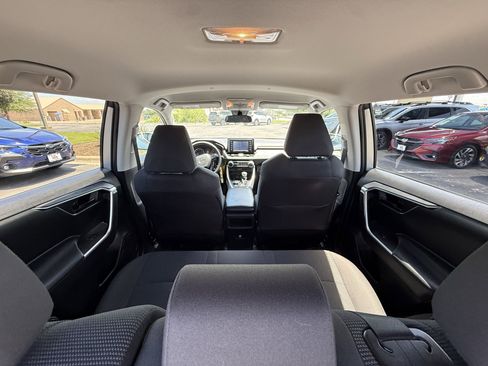 Used 2020 Toyota RAV4 LE FWD image 10