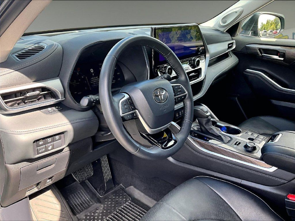 Used 2025 Toyota Highlander Platinum AWD/4WD image 8