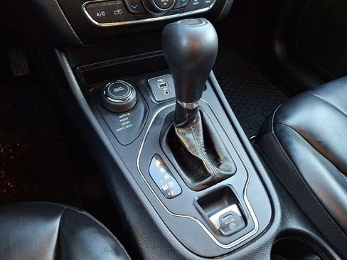 Certified 2019 Jeep Cherokee Latitude Plus w/ Comfort/Convenience Group image 19