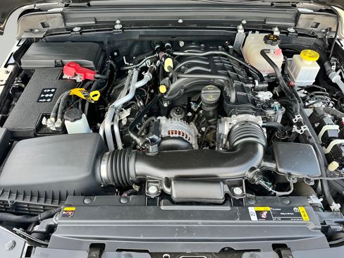 Used 2023 Jeep Gladiator Sport AWD/4WD image 9