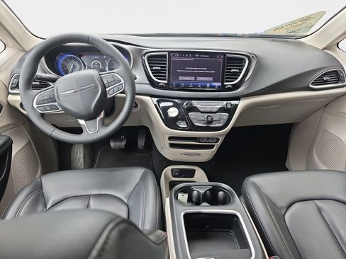 Used 2023 Chrysler Pacifica Touring-L image 14