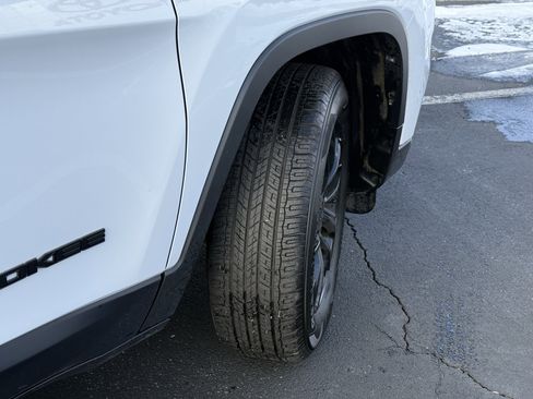 Used 2023 Jeep Cherokee Altitude Lux image 13