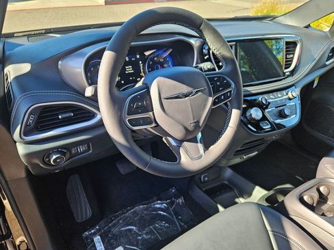 New 2026 Chrysler Pacifica Select image 13