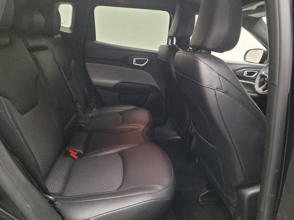 Used 2025 Jeep Compass Latitude w/ Sun & Sound Group AWD/4WD image 19