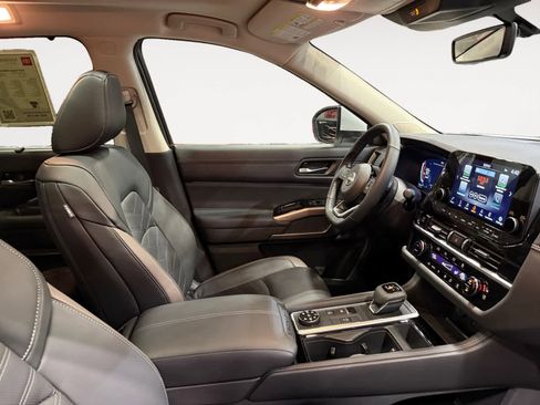 Used 2025 Nissan Pathfinder Platinum image 16