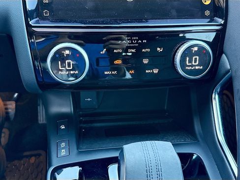 Used 2023 Jaguar E-PACE SE image 17