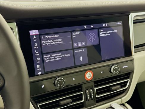 Certified 2025 Porsche Macan AWD/4WD image 19