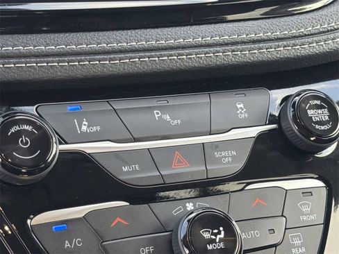 Used 2024 Chrysler Pacifica Select image 21