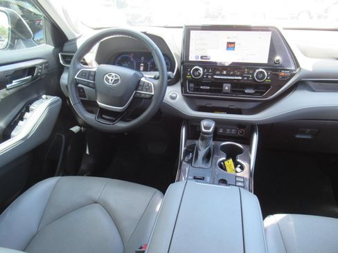 Used 2023 Toyota Highlander Limited FWD image 14