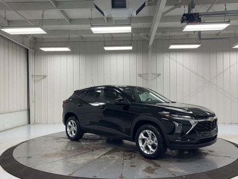 Used 2024 Chevrolet Trax LS w/ LS Convenience Package image 2