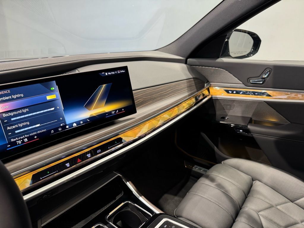 Used 2025 BMW 760i xDrive AWD/4WD image 32